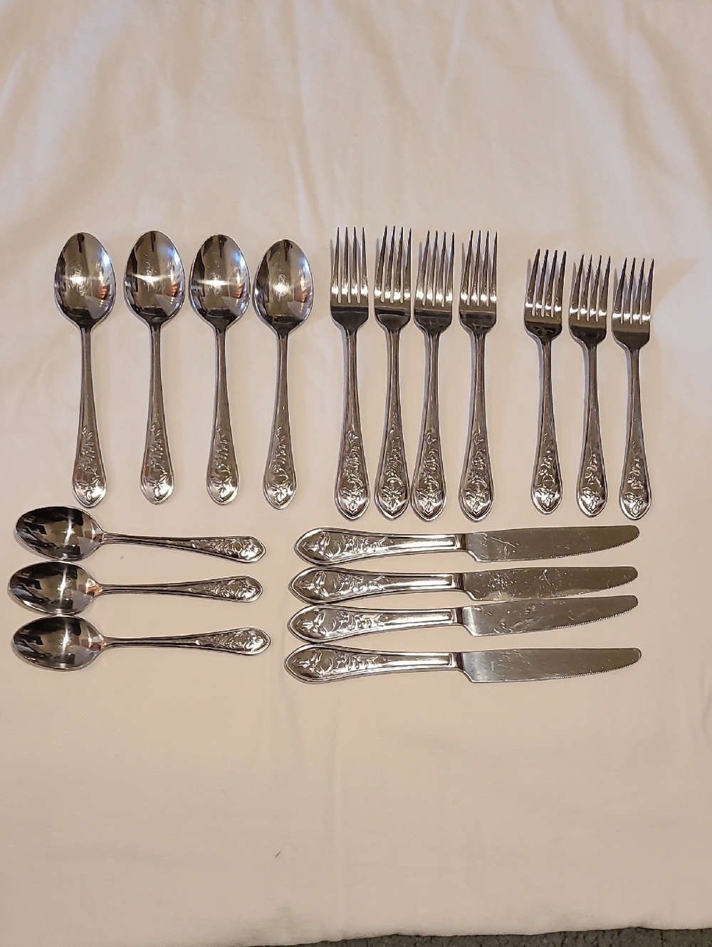 Pfaltzgrass Winter Berry Winterberry Stainless 18pc Holly Berry Flatware Holiday